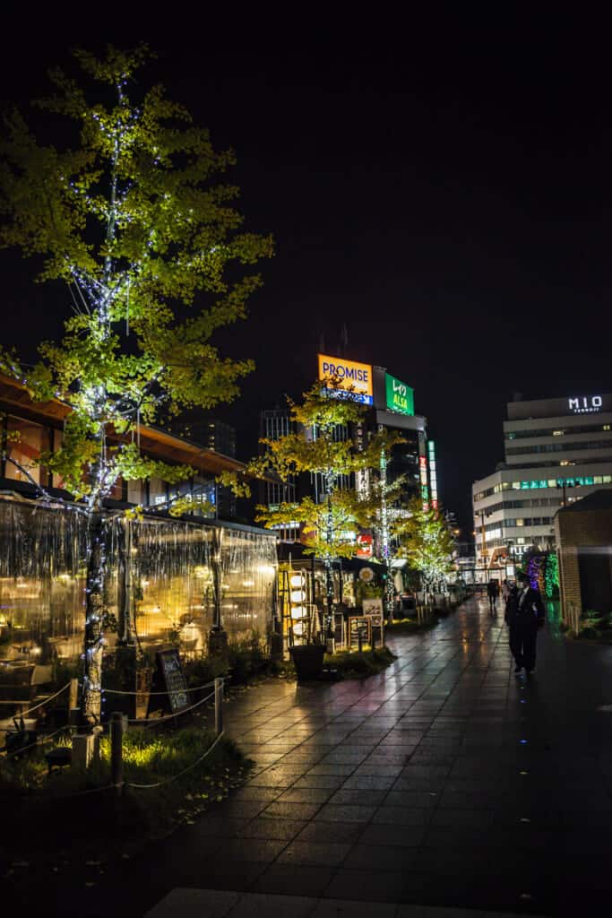 illuminations à l'intérieur des cafés d'osaka