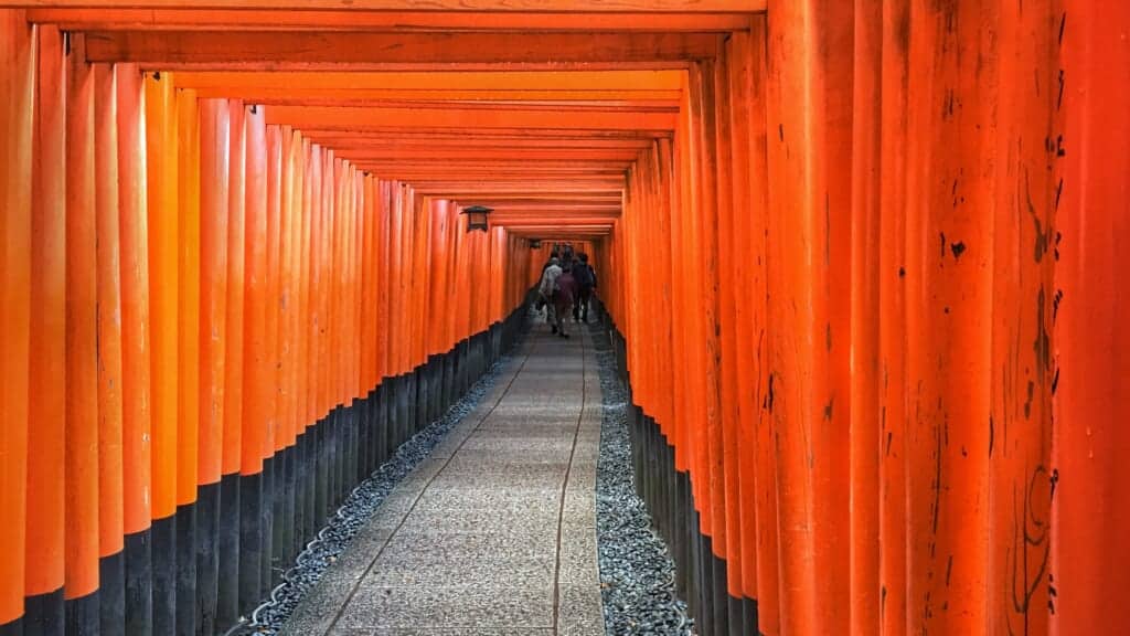 allée de torii à kyoto dans le sanctuaire de fushimi inari
