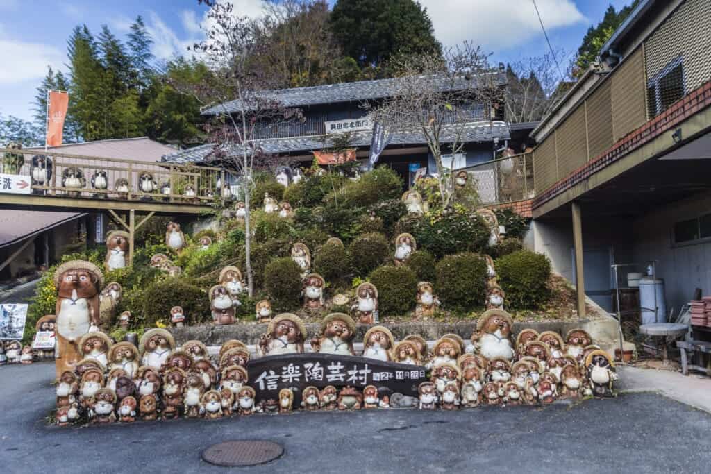 statues de tanuki en céramique dans le village de shiragaki