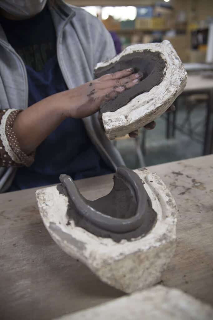 moule pour façonner une statue de tanuki