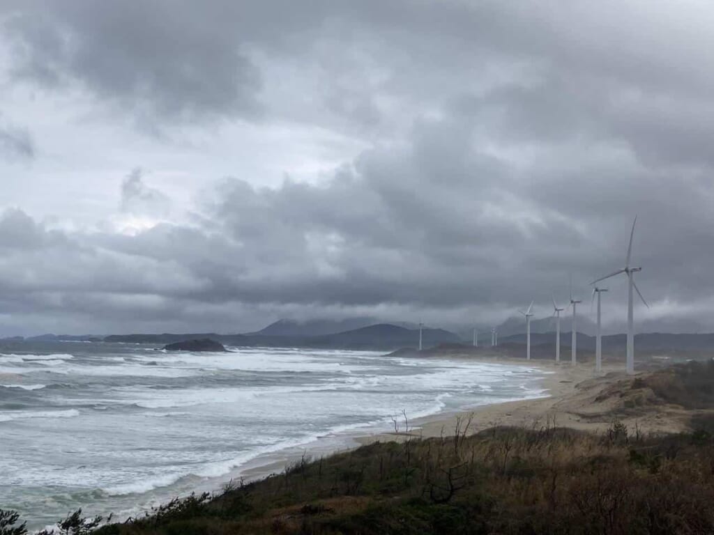 Promenade côtière sur la plage d'Asari dans la préfecture de Shimane