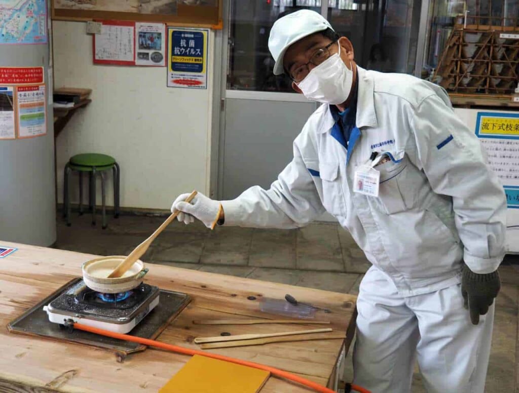 Atelier de fabrication de sel au Musée des sciences marines d'Ako