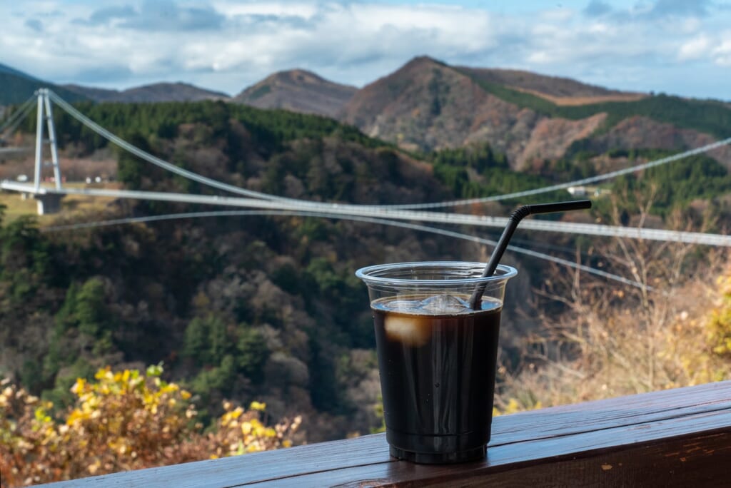 savourer un café glacé devant le grand pont suspendu de la préfecture d'oita