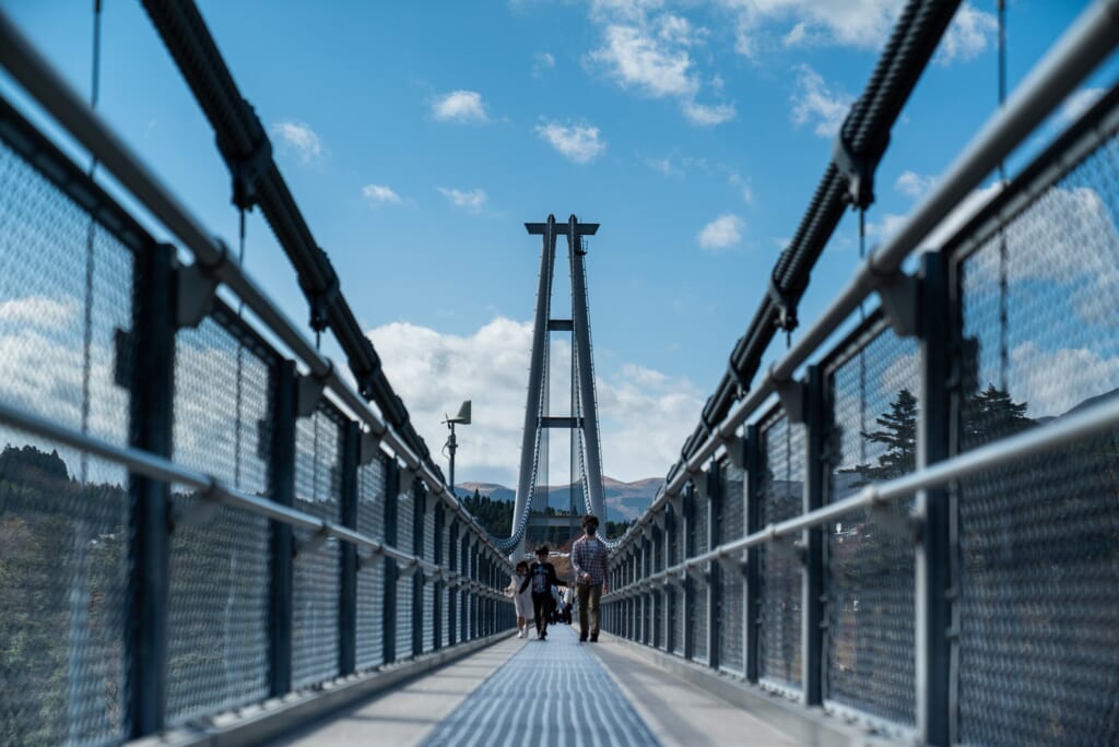vue sur le plus haut pont suspendu du japon