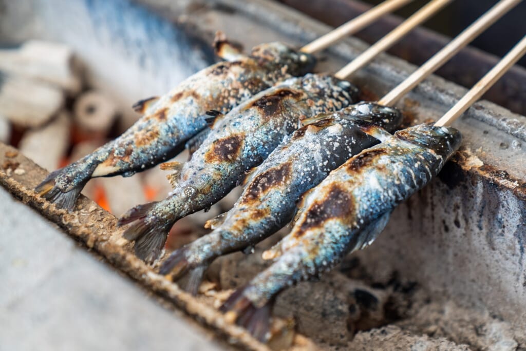 poisson grillé au charbon de bois au japon