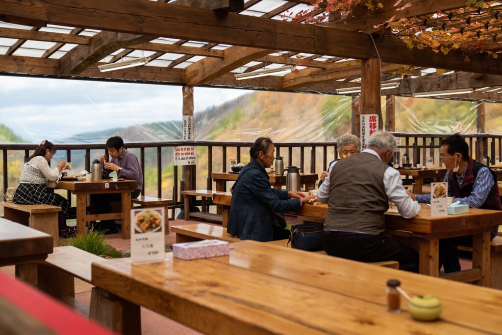 terasse d'un restaurant japonais avec vue sur la vallée