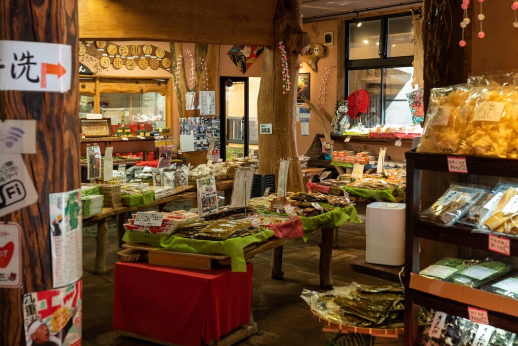 boutique souvenir d'un restaurant japonais vendant des produits locaux