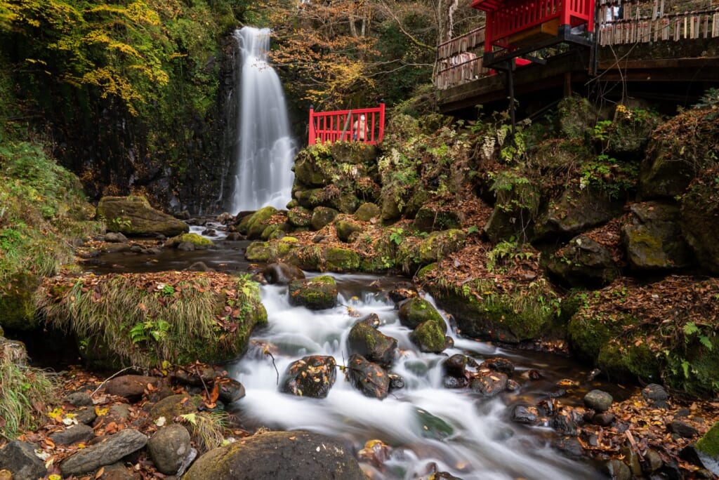 la cascade derrière le restaurant serait habitée par l'esprit d'un tengu