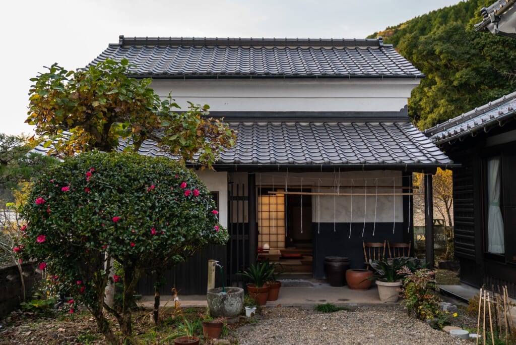 entrepôt transformé en chambres dans une ferme japonaise