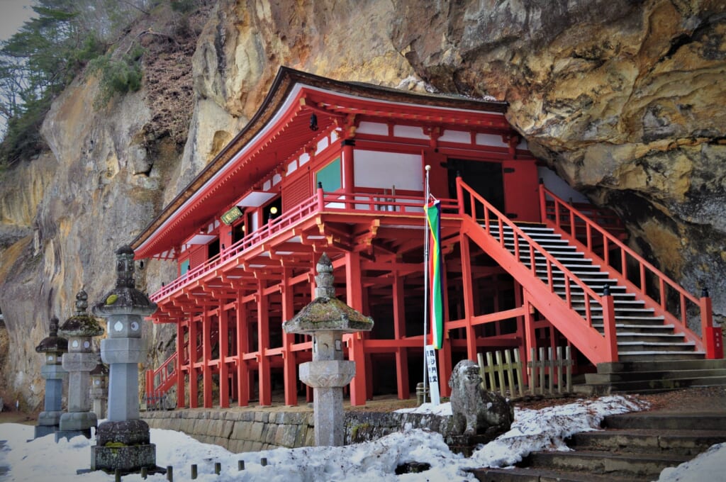 le Takkoku no Iwaya intégré dans la roche