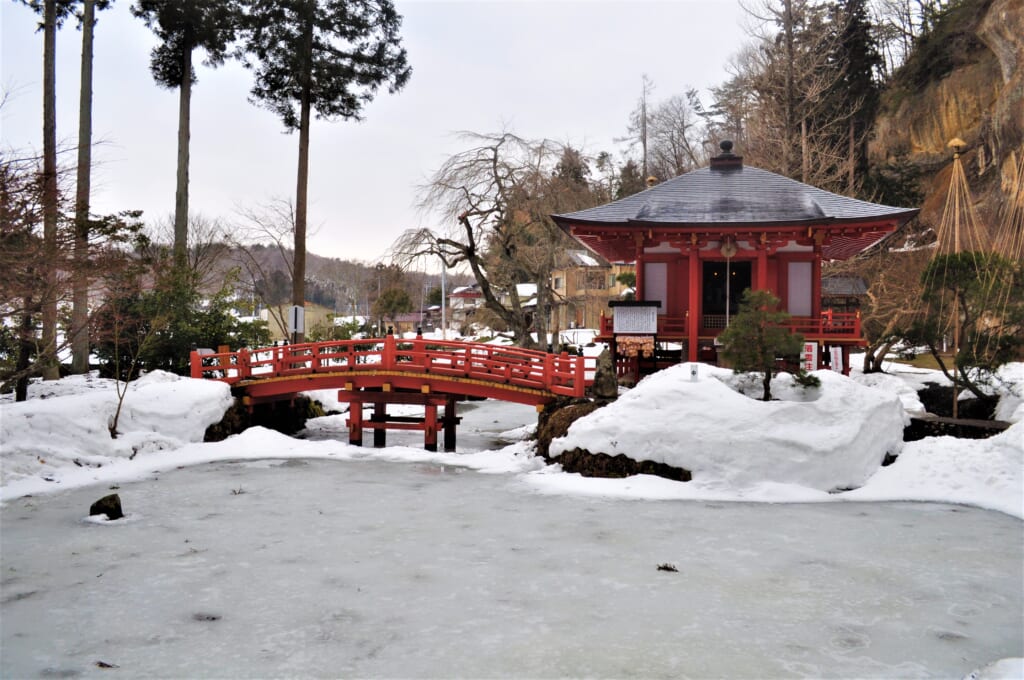 le Takkoku no Iwaya, son pont et son lac gelé