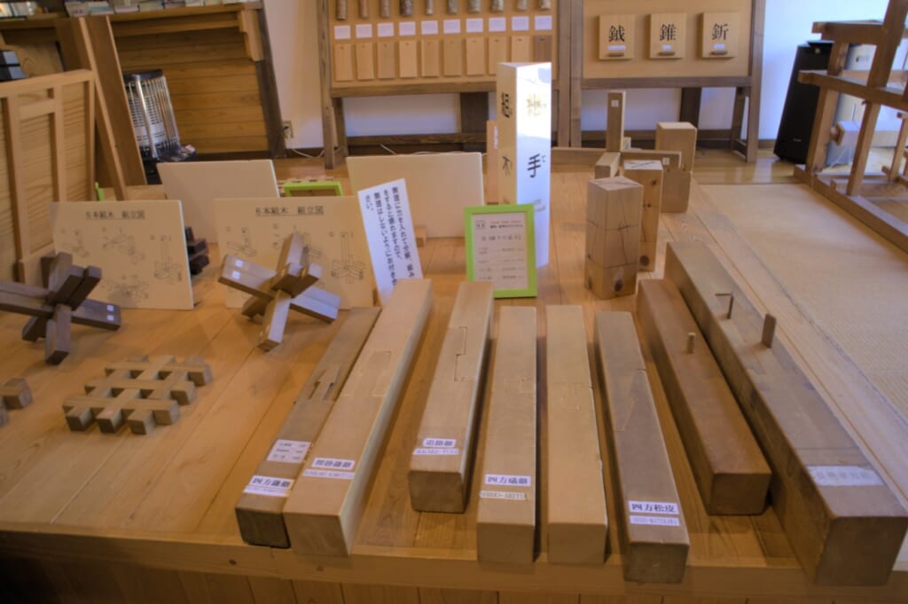 assemblage traditionnel des charpentes de bois au japon