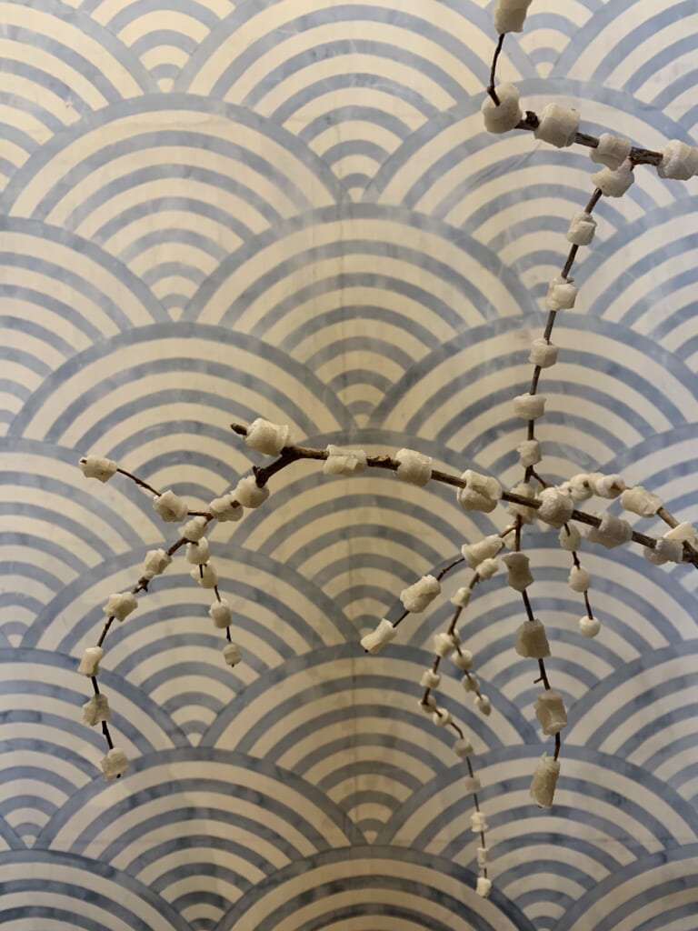 des mochis sont placés sur des branches pour imiter des fleurs printanières