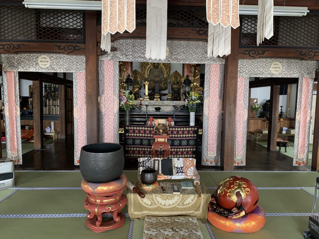 intérieur d'un temple bouddhiste japonais à Takayama