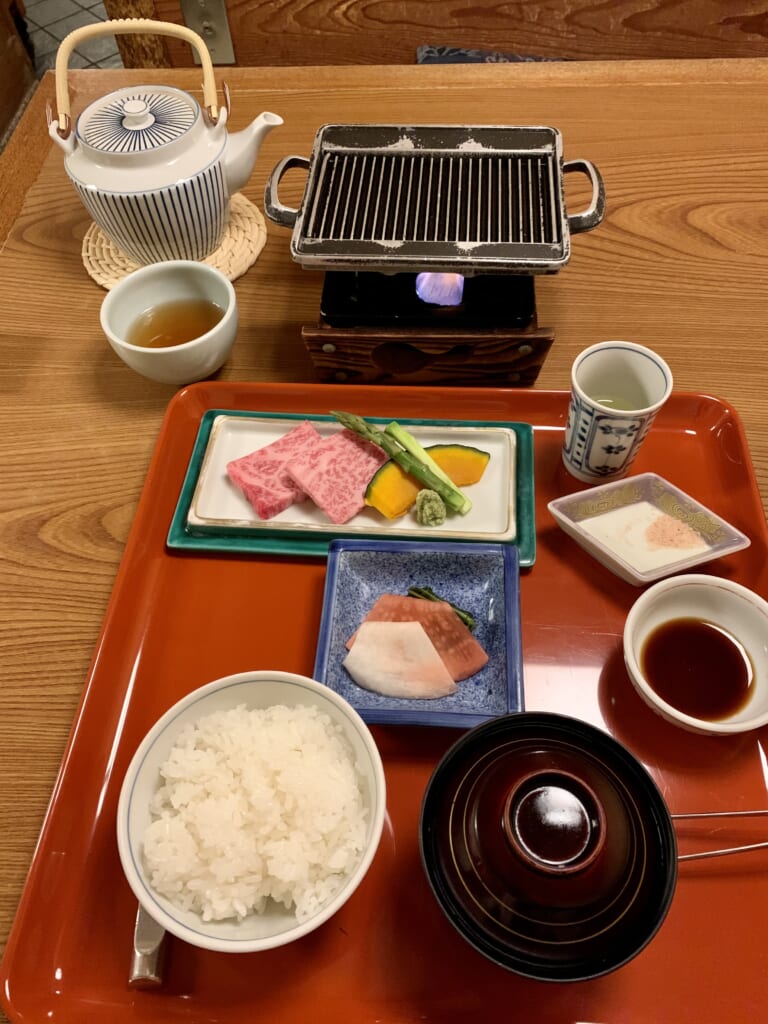 plat de wagyu dans le restaurant d'un ryokan au Japon