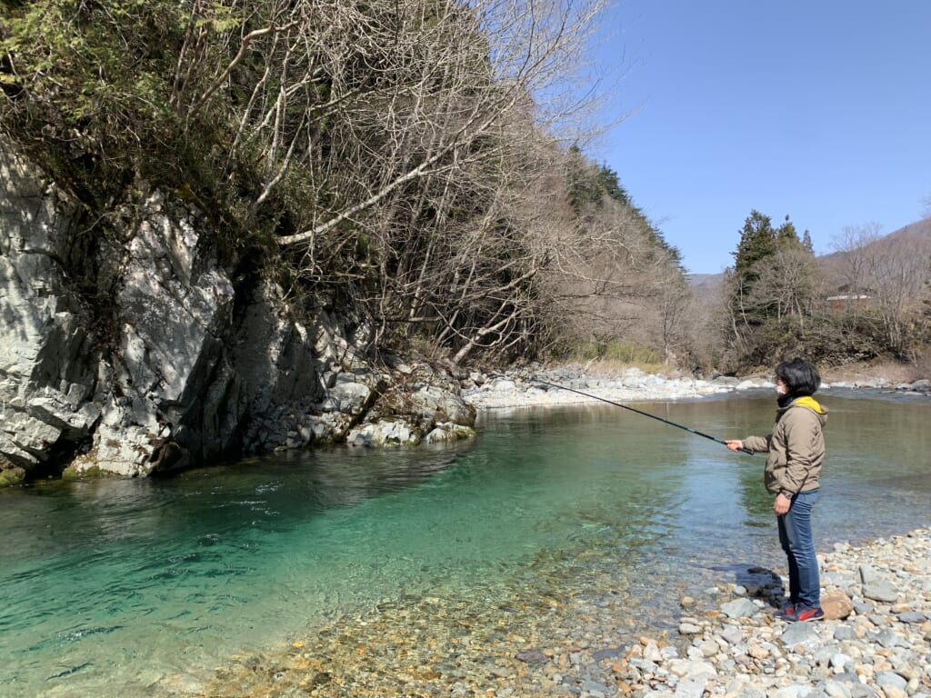 pêche à la truite dans une ricière au Japon