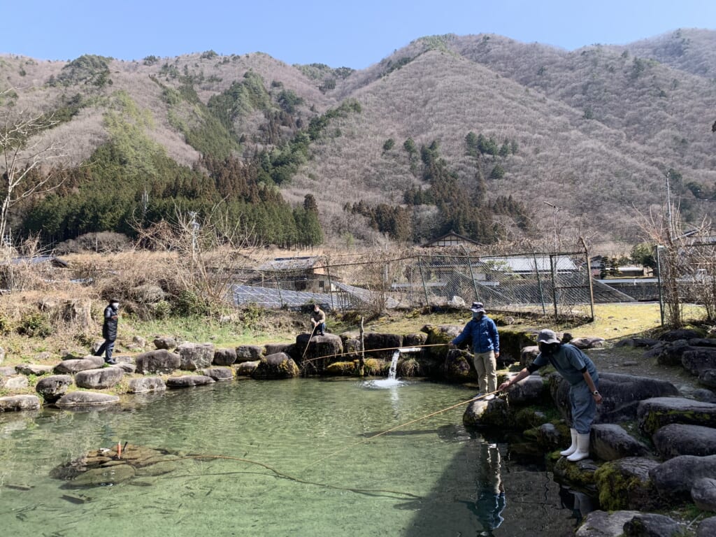 pêche à la truite près de Gero Onsen