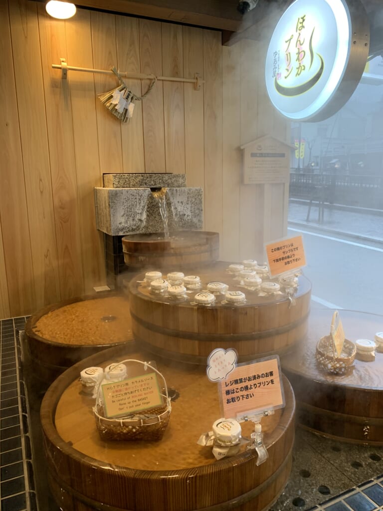 les puddings de gero onsen cuisent à bain marie dans les eaux thermales de la ville