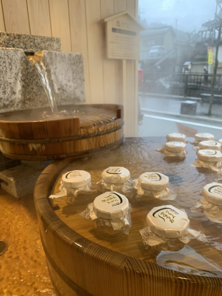 pudding entrain de cuire dans les eaux thermales de Gero Onsen