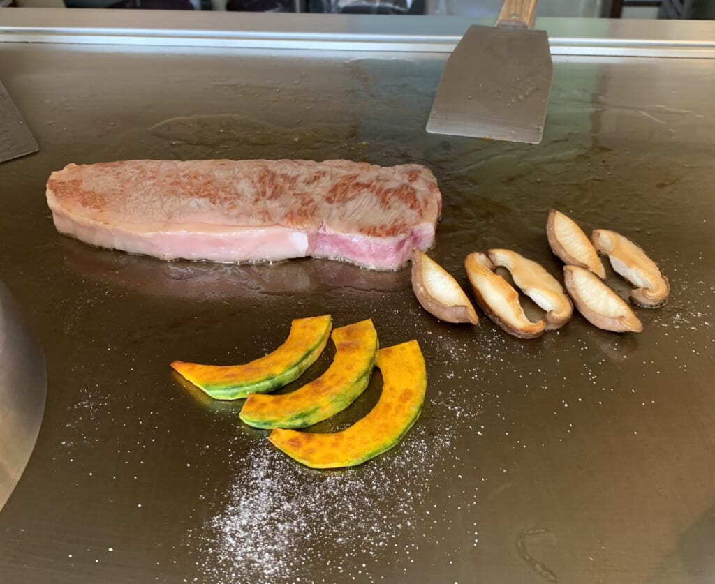 boeuf de hida cuit en teppanyaki
