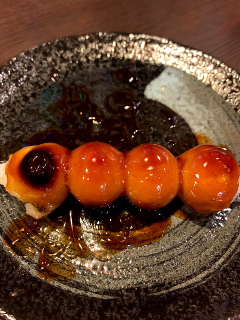 mitarashi dango, une friandise typiquement japonaise