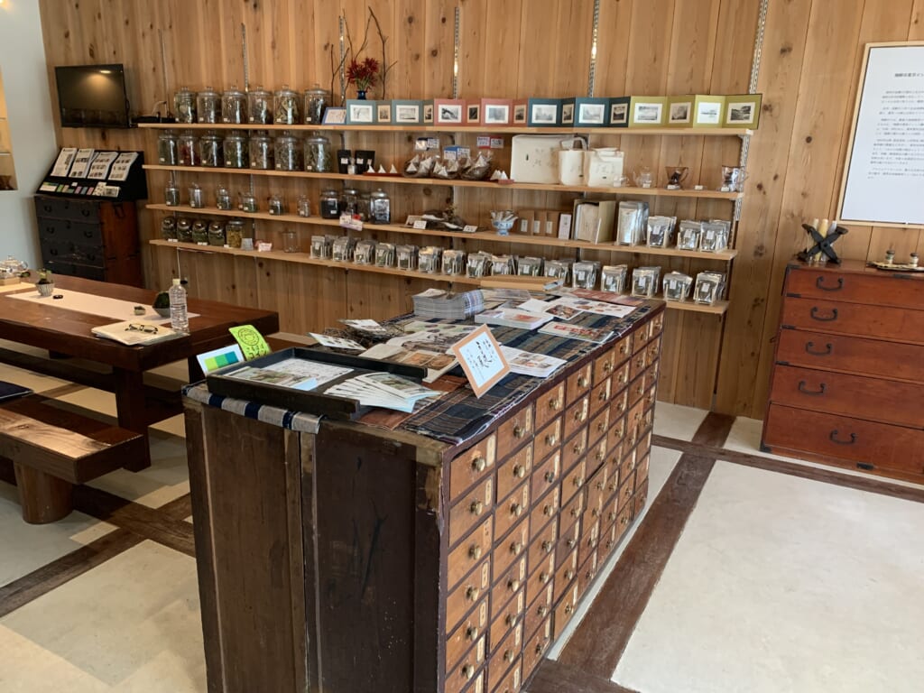 plantes médicinales dans un salon de thé à Hida