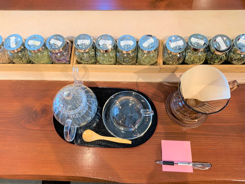 tisane à base de plantes médicinales cueiilies dans la satoyama de hida takayama