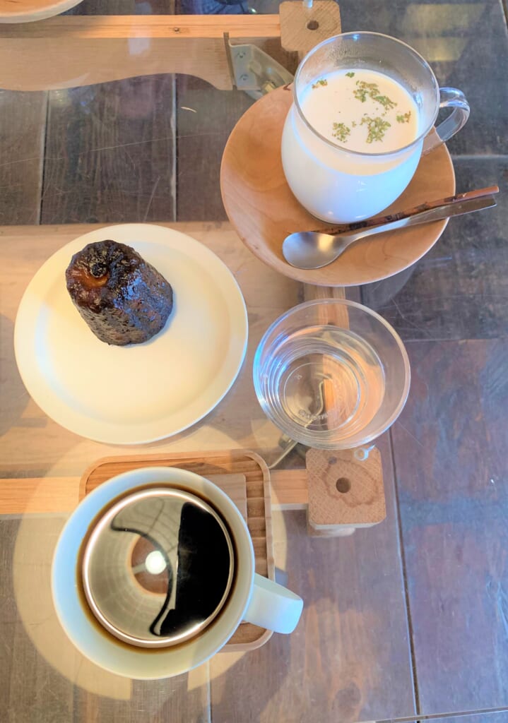 thé aux épices accompagné de cannelé à Hida