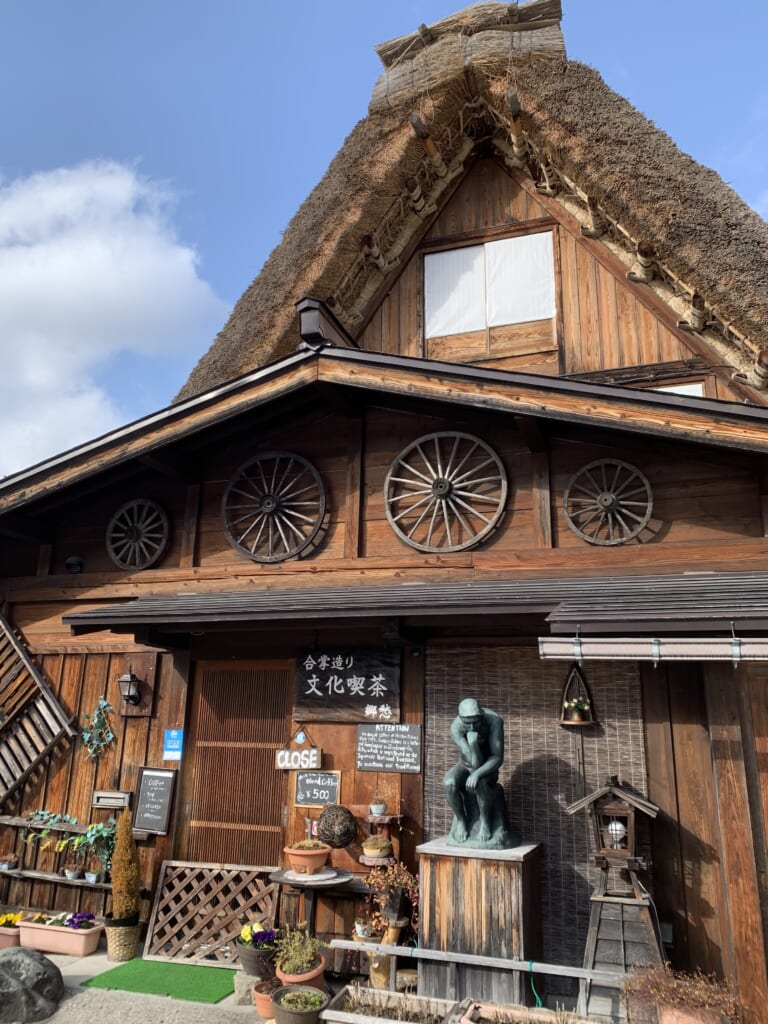 chaumière traditionnelle japonaise dans les montagnes de la préfecture de gifu