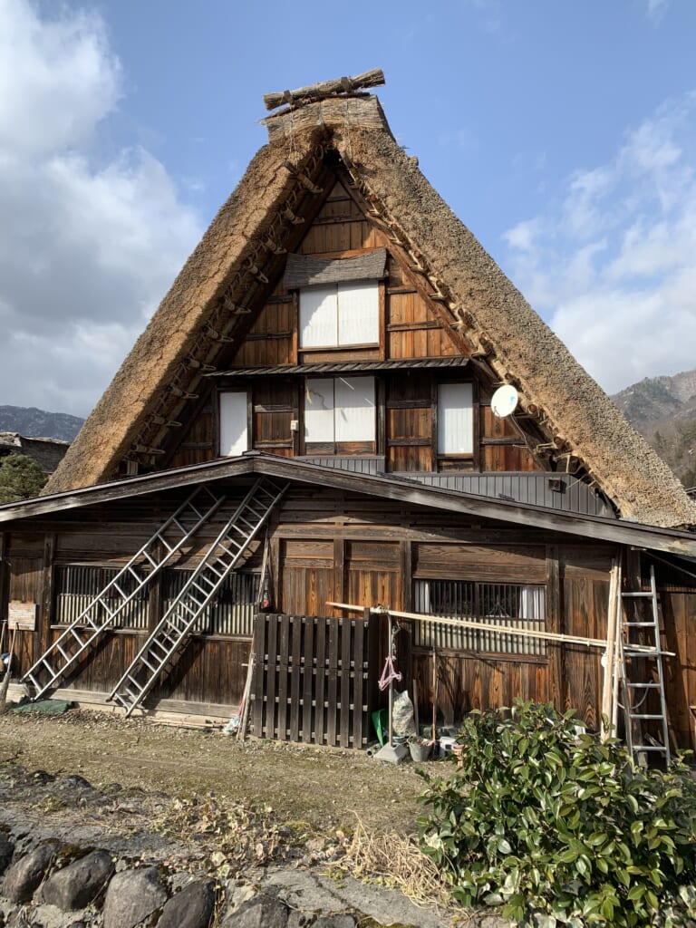 maison japonaise traditionnelle de montagne