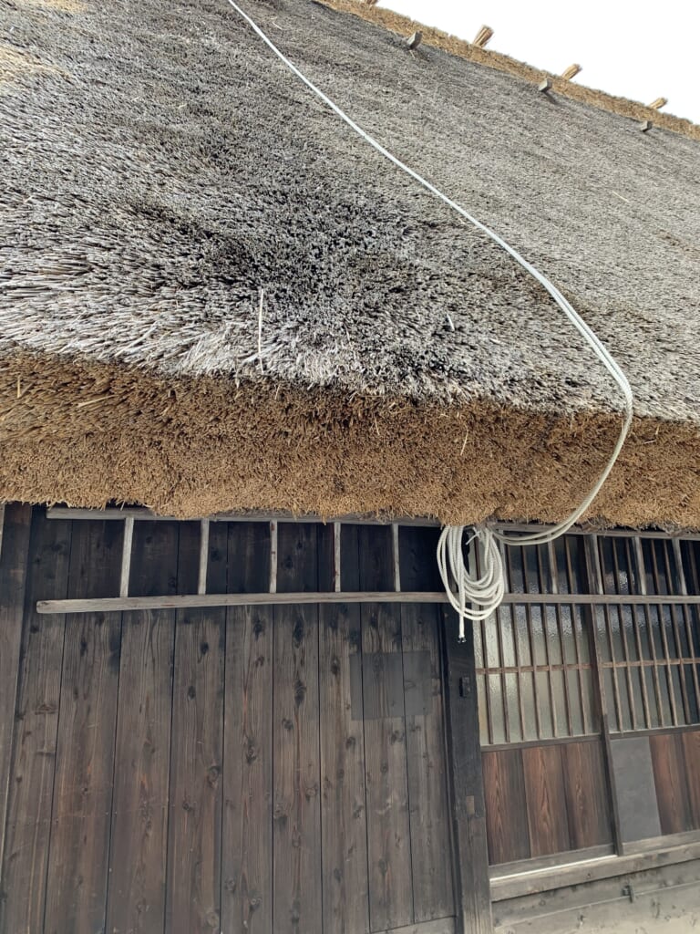 le toit de chaume des maisons traditionnelles de shirakawa-go
