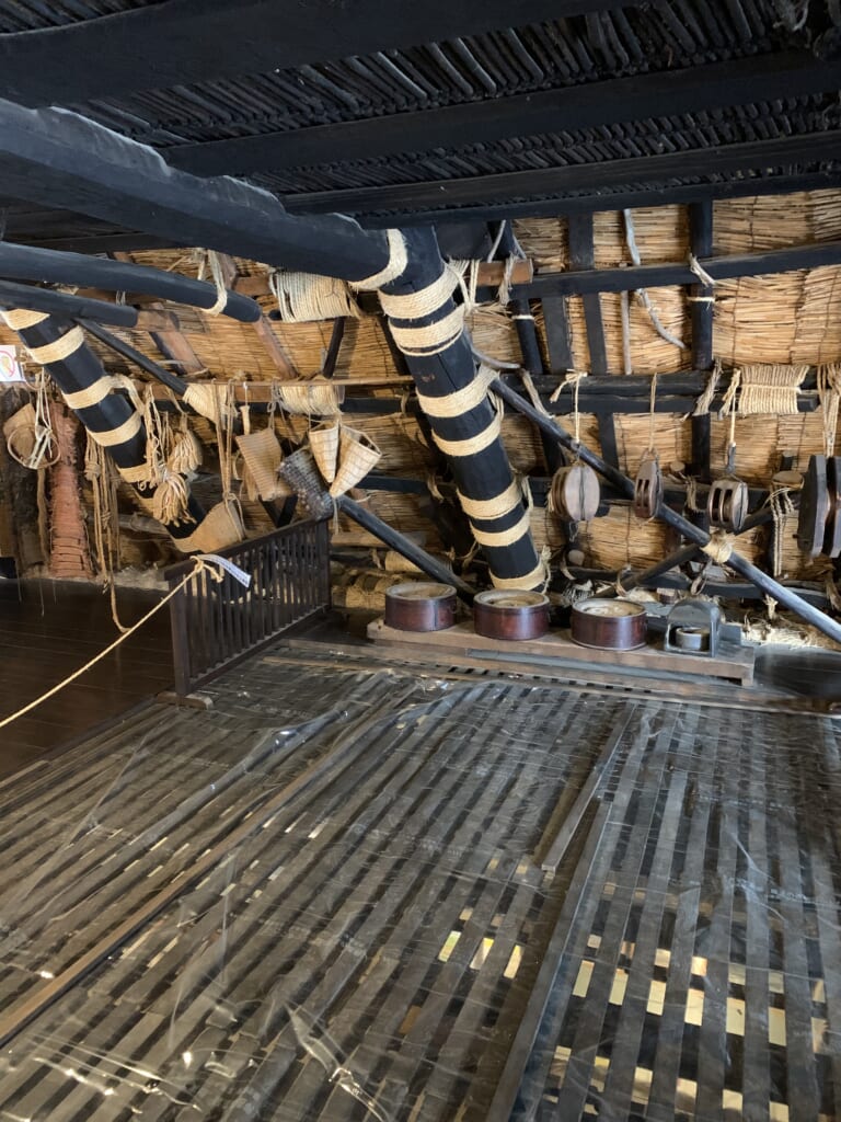 le grenier des maisons de shirakawa-go est aéré pour favoriser la culture des vers à soie