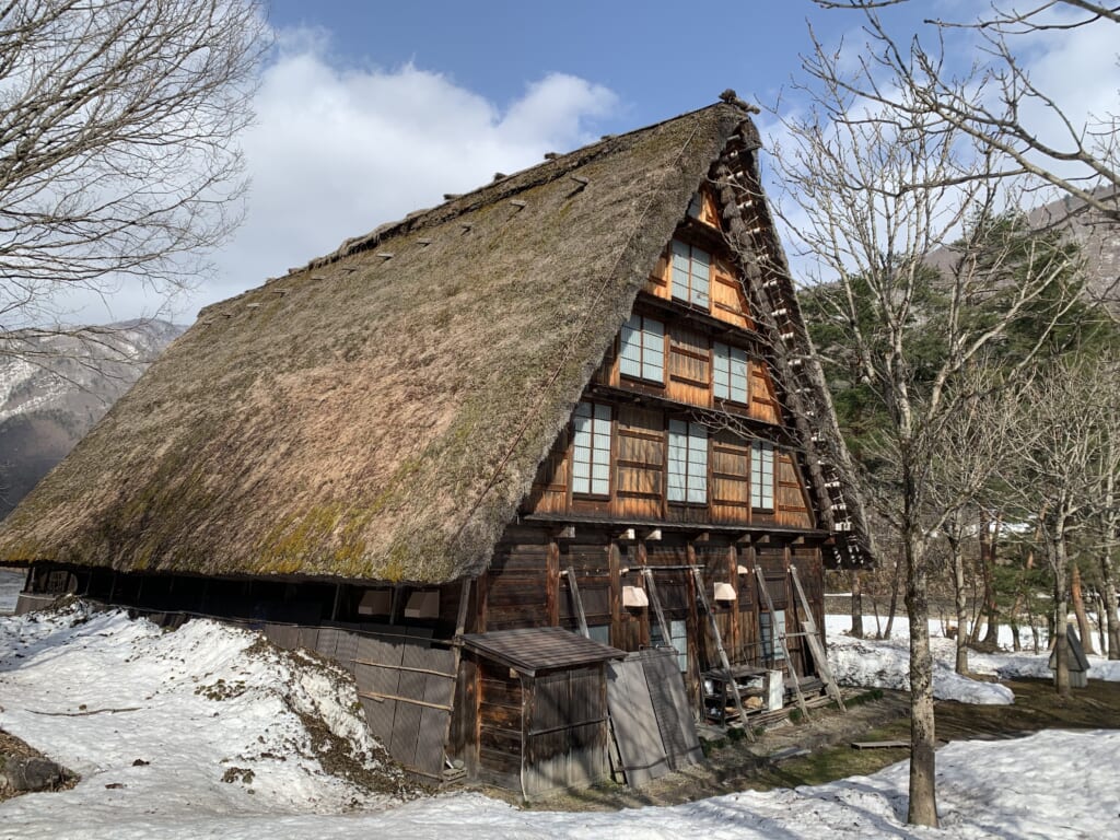 une maison au toit de chaume sous la neige à shirakawa-go