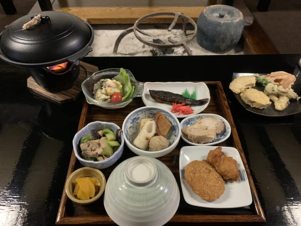 repas traditionnel japonais dans une chambre d'hôtes à shirakawa-go