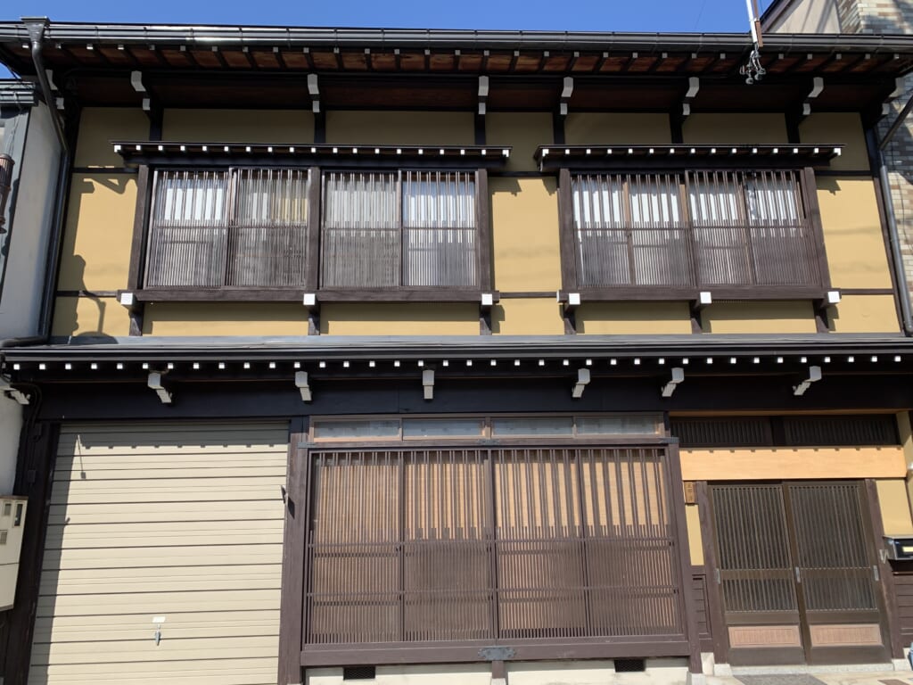 devanture d'une maison japonaise à Hida