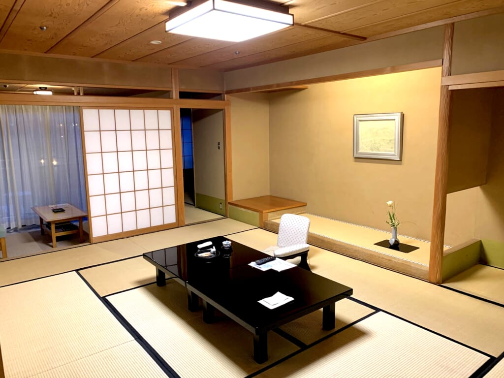 chambre traditionnelle en tatamis d'un ryokan au Japon
