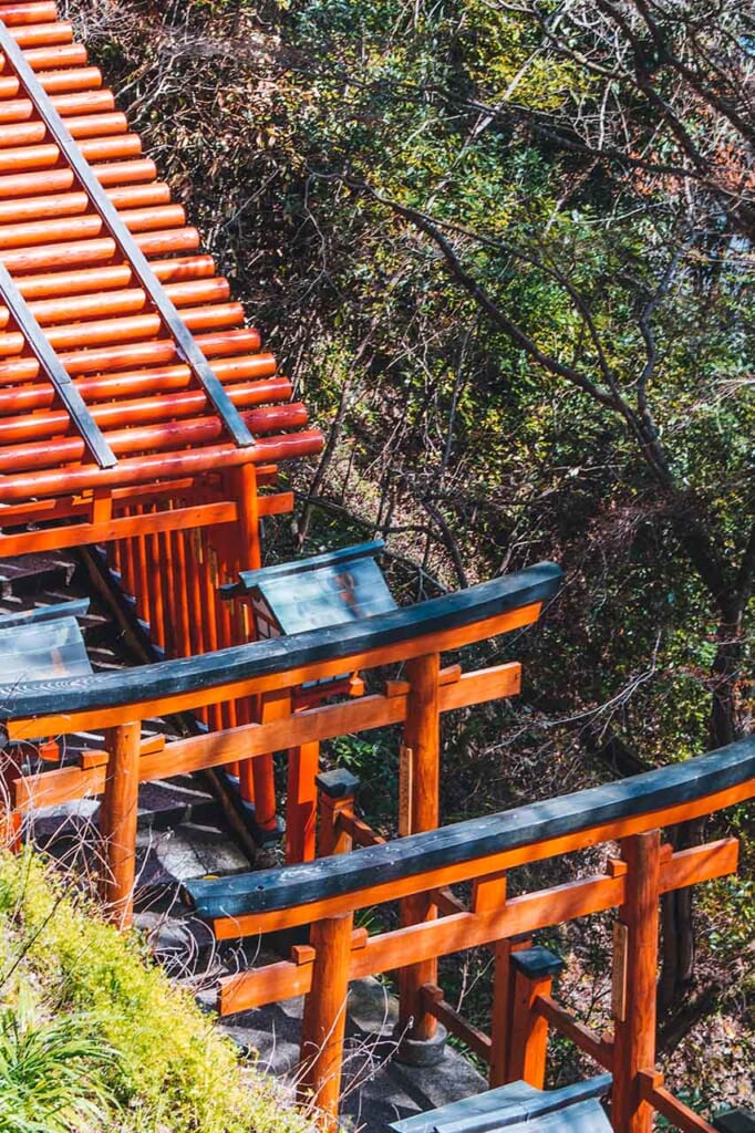 Allée de torii vus de haut dans un sanctuaire Inari au Japon