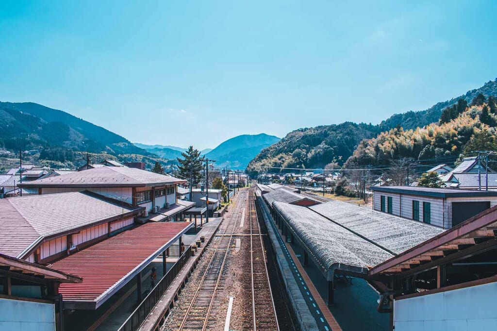 Les rails de la gare de Tsuwano avec les montagnes au loin