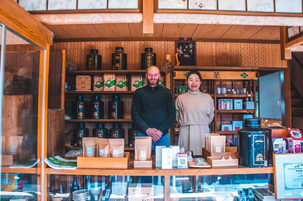 Couple franco-japonais dans leur boutique de thé