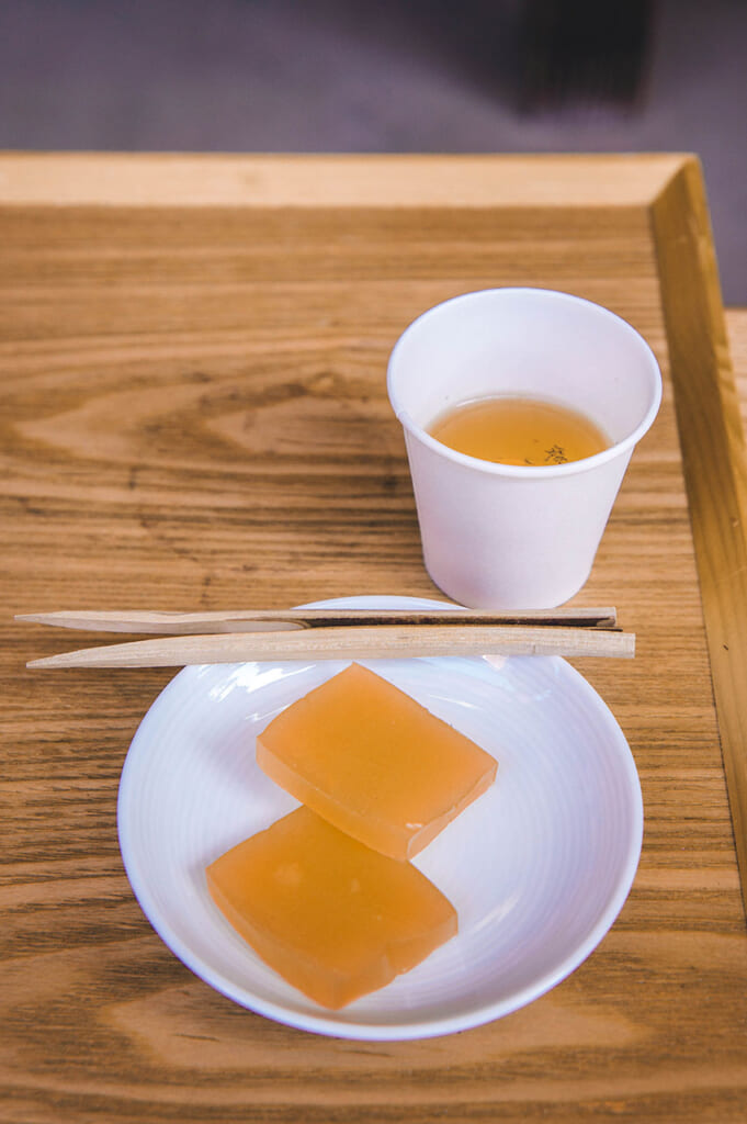 gobelet de thé et pâtisserie japonaise yokan