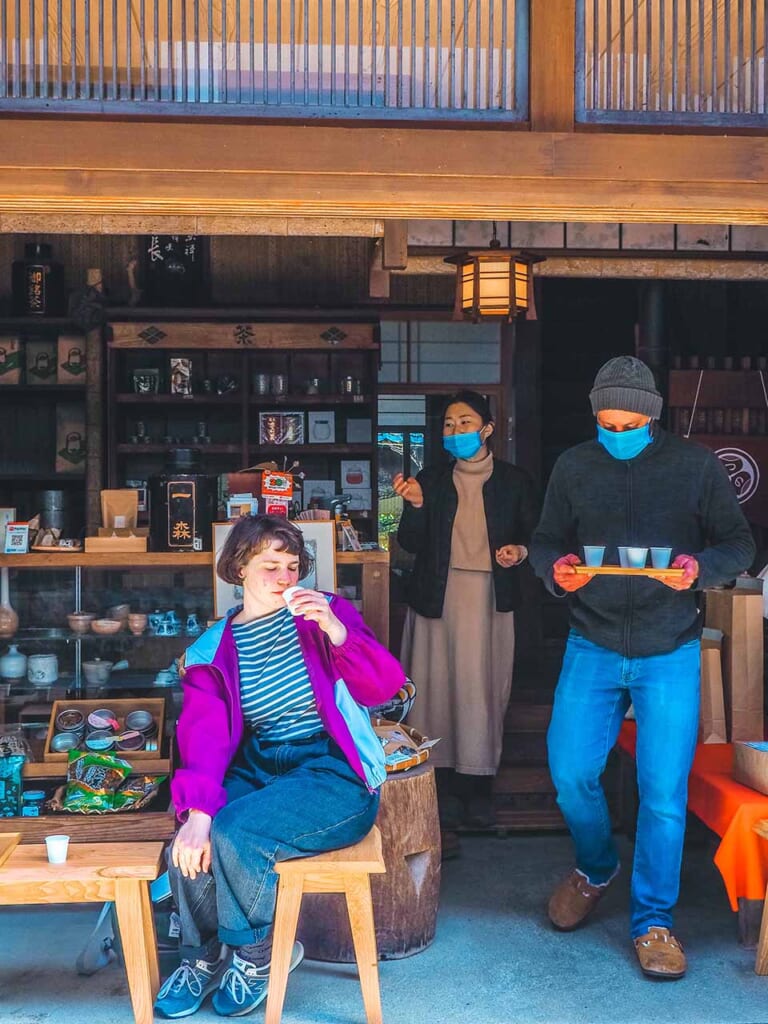 dégustation de thé dans un village japonais