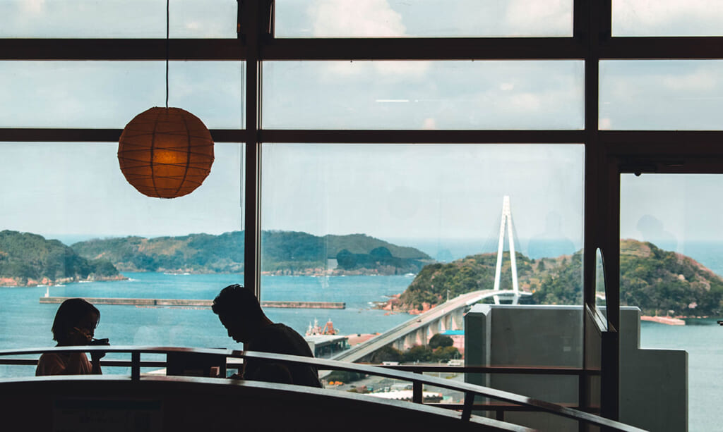 Couple déjeunant dans un restaurant avec vue sur la mer du Japon