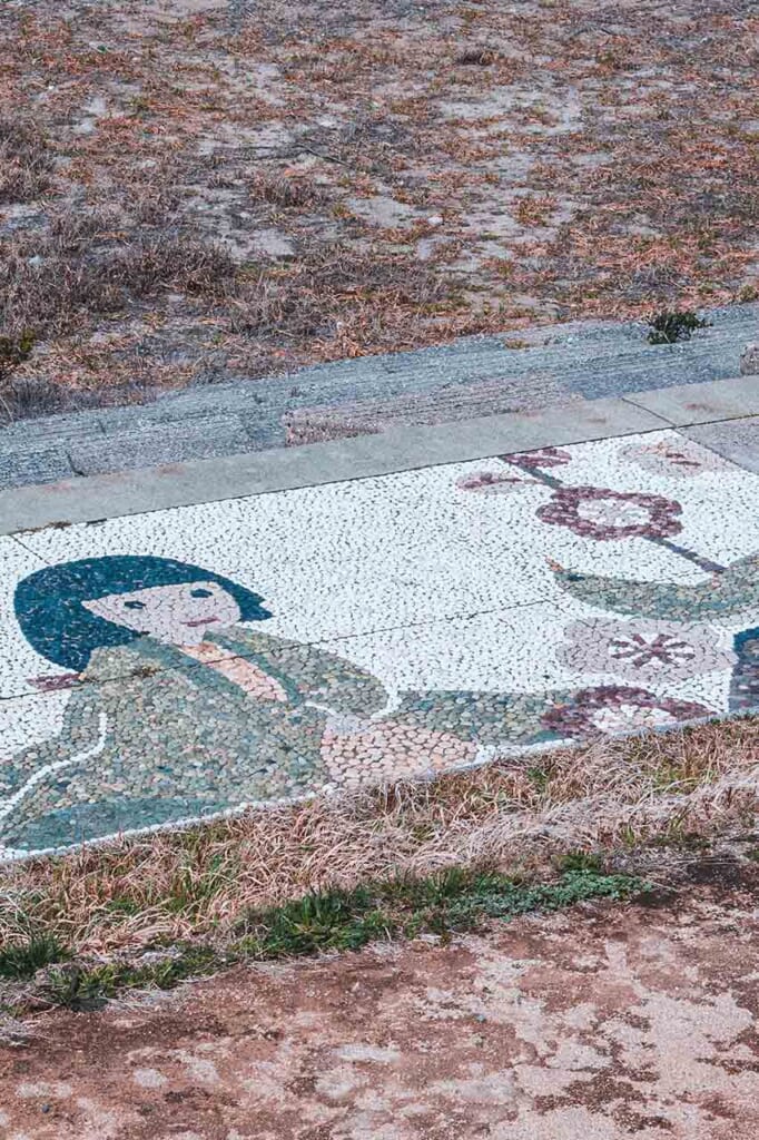 mosaïque de galets représentant un conte folklorique japonais