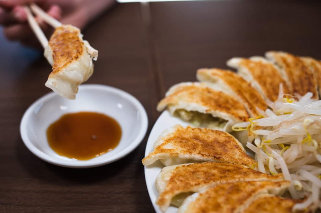 Attrapez votre gyoza, trempez-le dans la sauce soja et savourez !
