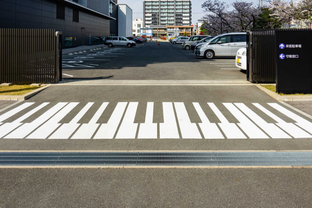 La Yamaha Innovation Road vous accueille avec ses touches de piano géantes