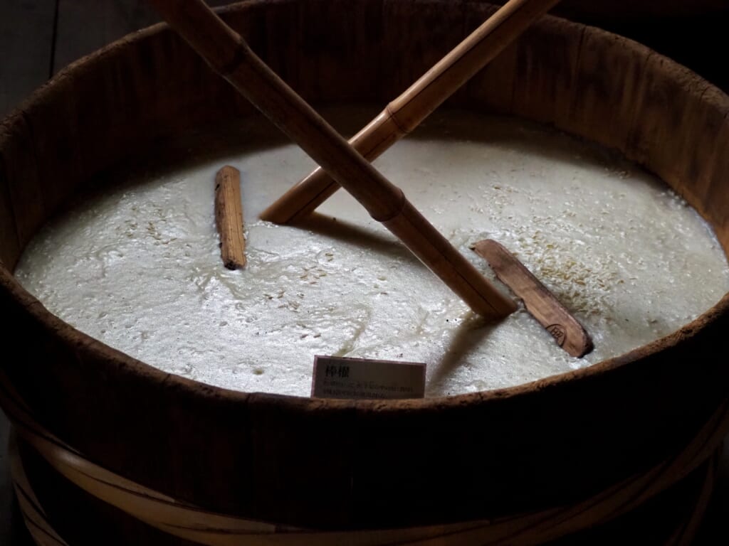 préparation du moto servant à produire du saké japonais