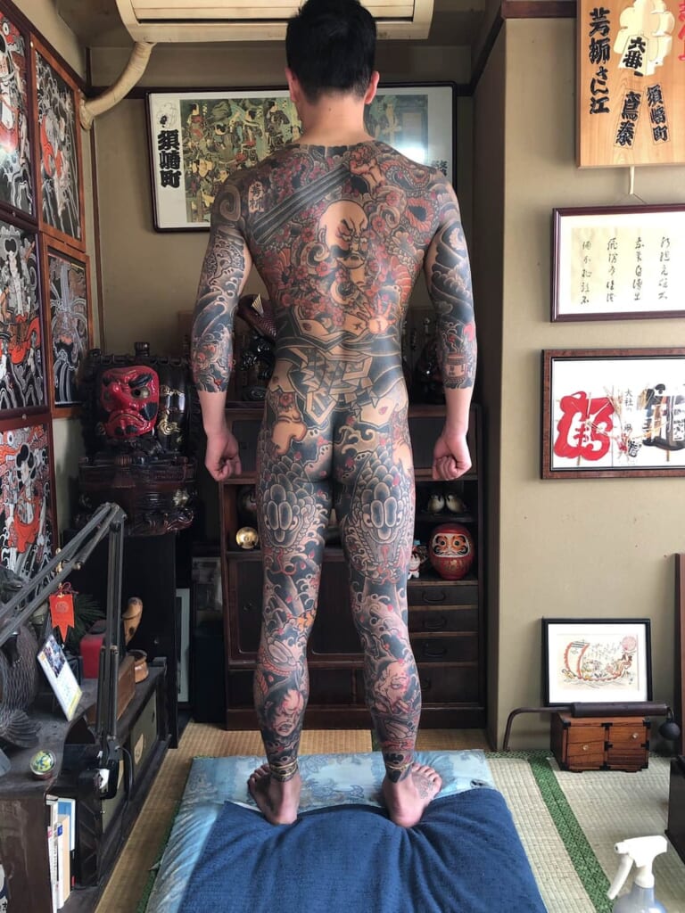 Homme avec tatouage kaosho rochishin