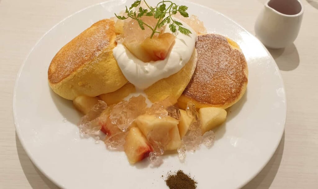 De nombreuses variétés de pancakes japonais sont disponibles en fonction des restaurants
