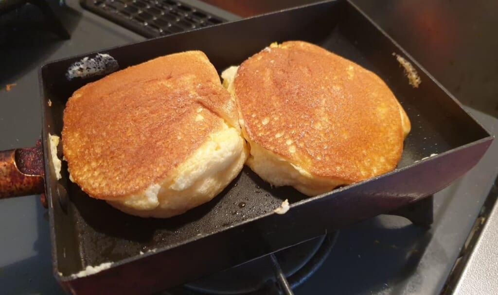 Tourne et retourne, et hop : les pancakes japonais sont prêts !
