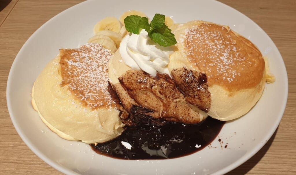 De délicieux pancakes japonais accompagnés de coulis au chocolat. De quoi vous donner l'eau à la bouche !